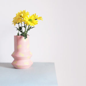 Florero con formas geométricas decorativo rosa y amarillo