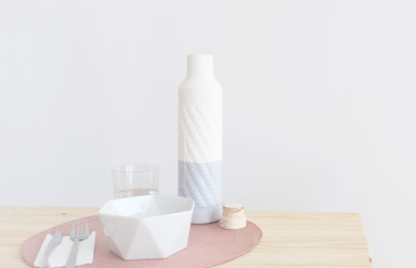 Botella para agua en loza blanca artesanal, esmaltada parcialmente en color lavanda y con tapón de madera artesanal