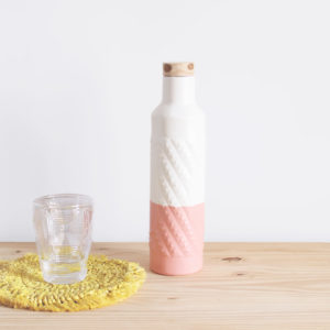 Botella hecha a mano en loza blanca, esmaltada totalmente para su uso como jarra, en rosa y blanco