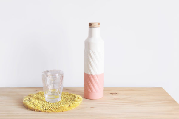 Botella hecha a mano en loza blanca, esmaltada totalmente para su uso como jarra, en rosa y blanco